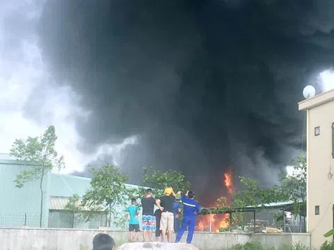 Cháy dữ dội kho chứa nhựa thông ở Quảng Ninh